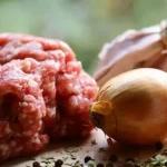 koliko-kruha-cebule-je-potrebno-za-en-kilogram-mletega-mesa.webp.webp